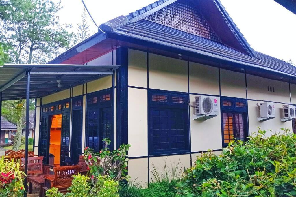 Designer Villa Tokyo Cianjur Exterior photo