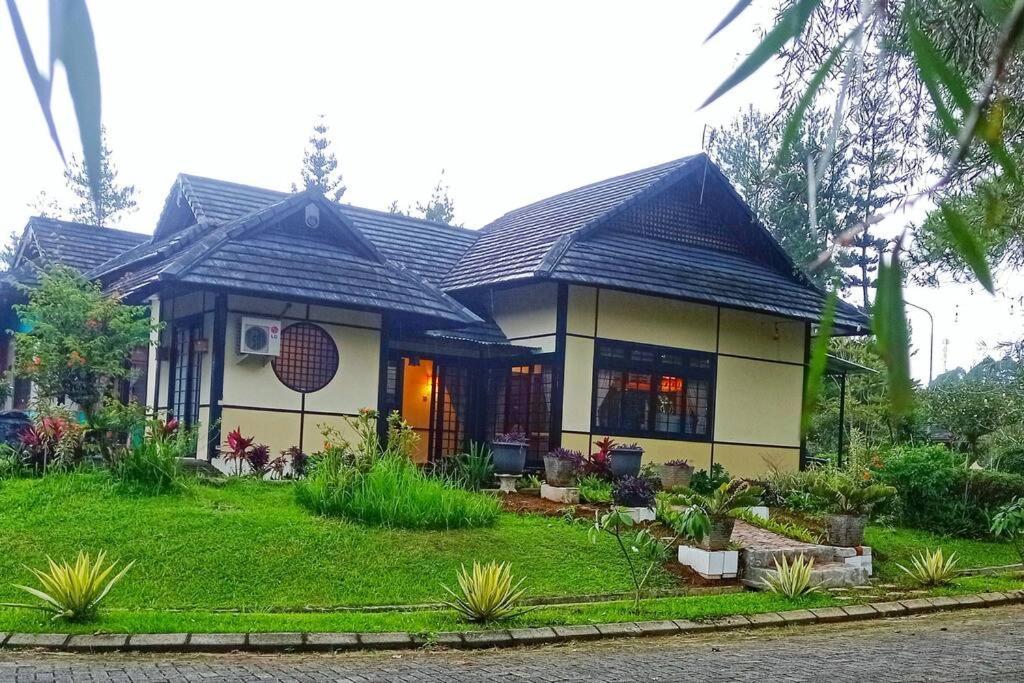 Designer Villa Tokyo Cianjur Exterior photo